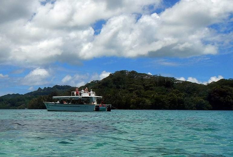 Cruise the beautiful lagoon of Aitutaki.