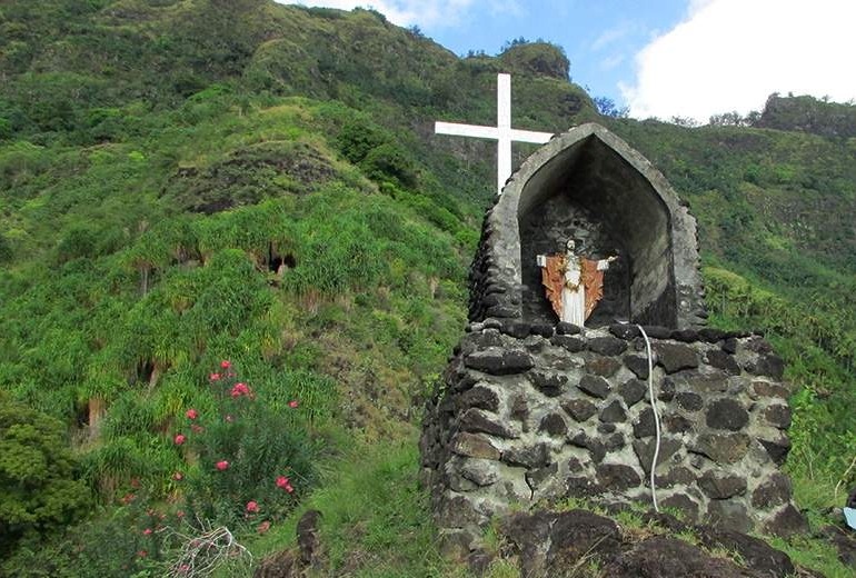 Informative tour of the Marquesan island of Hapatoni.