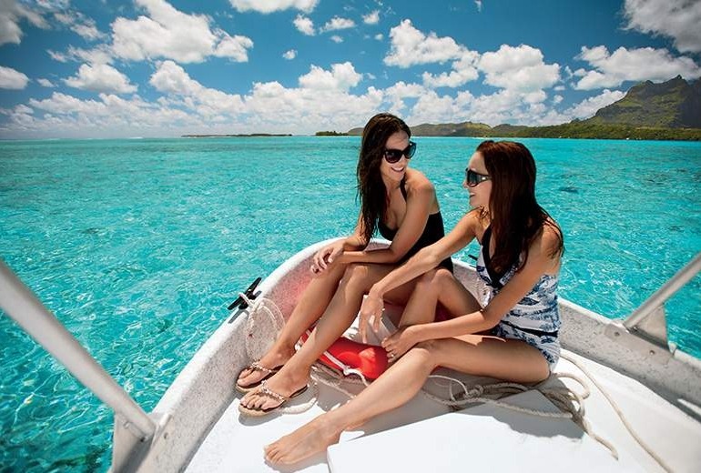 Experience the marine life of Aitutaki.