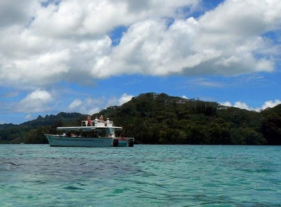 Cruise the beautiful lagoon of Aitutaki.