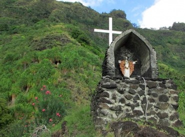 Informative tour of the Marquesan island of Hapatoni.