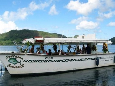 Lagoon cruise and snorkel tour of Huahine.