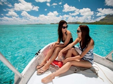 Experience the marine life of Aitutaki.