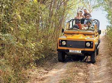 Scenic tour of Huahine Nui by Jeep 4x4.