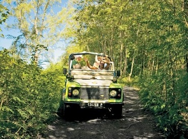 Jeep 4x4 tour of Huahine Island.